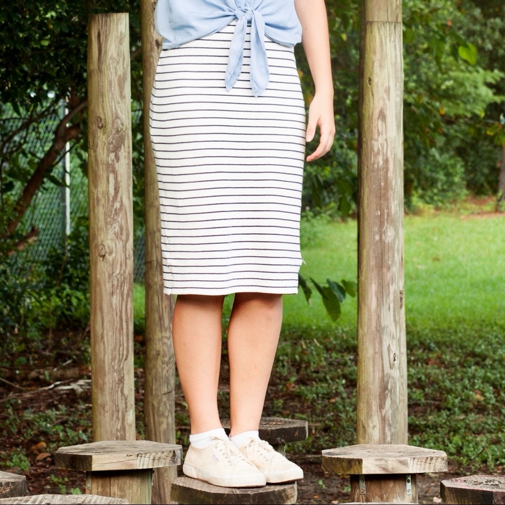 Horizontal striped knee-length pencil skirt